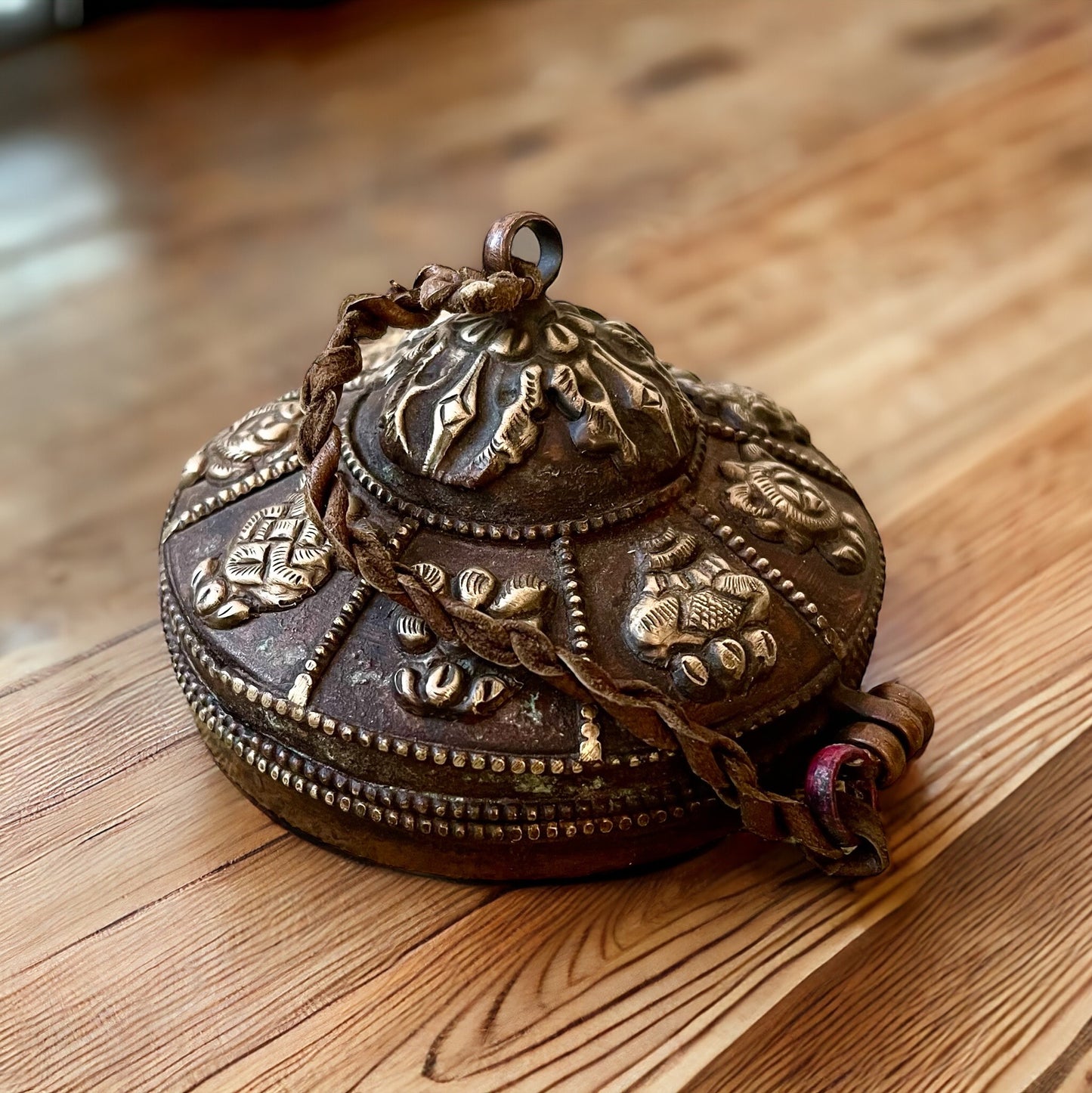 Tingsha Auténtica Tibetana, Diseño de 8 Símbolos Auspiciosos Tibetanos, con Estuche de Cobre, Hecha en Nepal