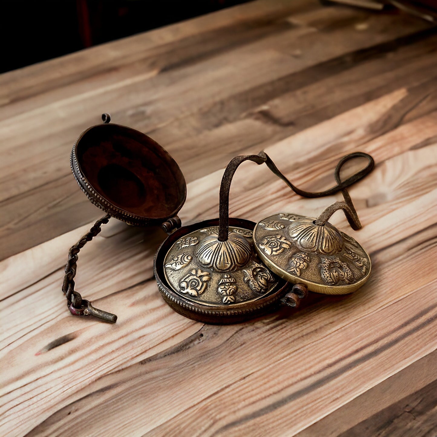 Tingsha Auténtica Tibetana, Diseño de 8 Símbolos Auspiciosos Tibetanos, con Estuche de Cobre, Hecha en Nepal