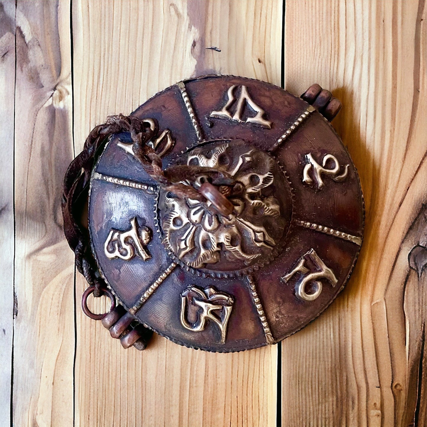 Tinsha Auténtica Tibetana, Diseño de Mantra Tibetano en Sánscrito, con Estuche de Cobre, Hecha en Nepal