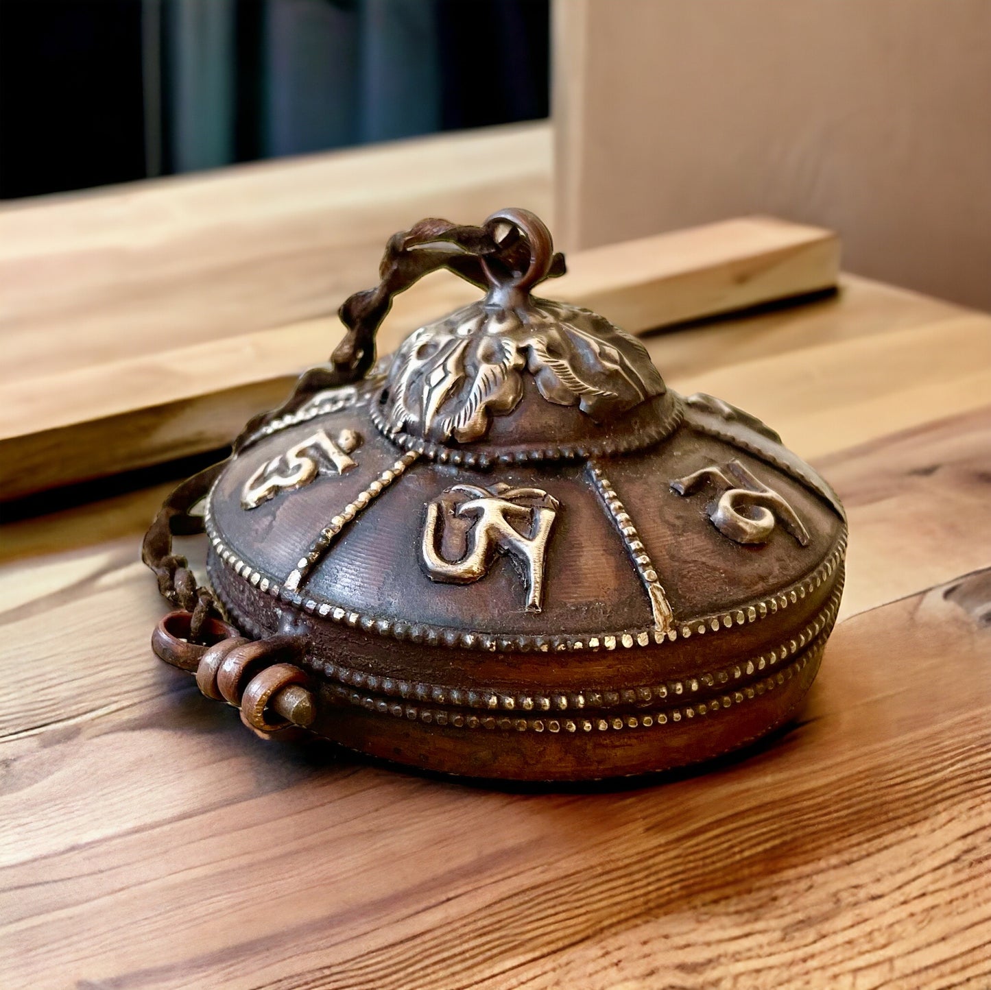 Tinsha Auténtica Tibetana, Diseño de Mantra Tibetano en Sánscrito, con Estuche de Cobre, Hecha en Nepal