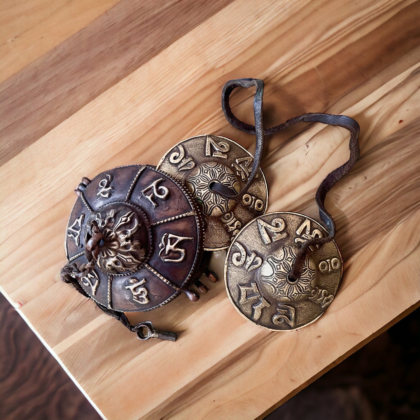 Tinsha Auténtica Tibetana, Diseño de Mantra Tibetano en Sánscrito, con Estuche de Cobre, Hecha en Nepal