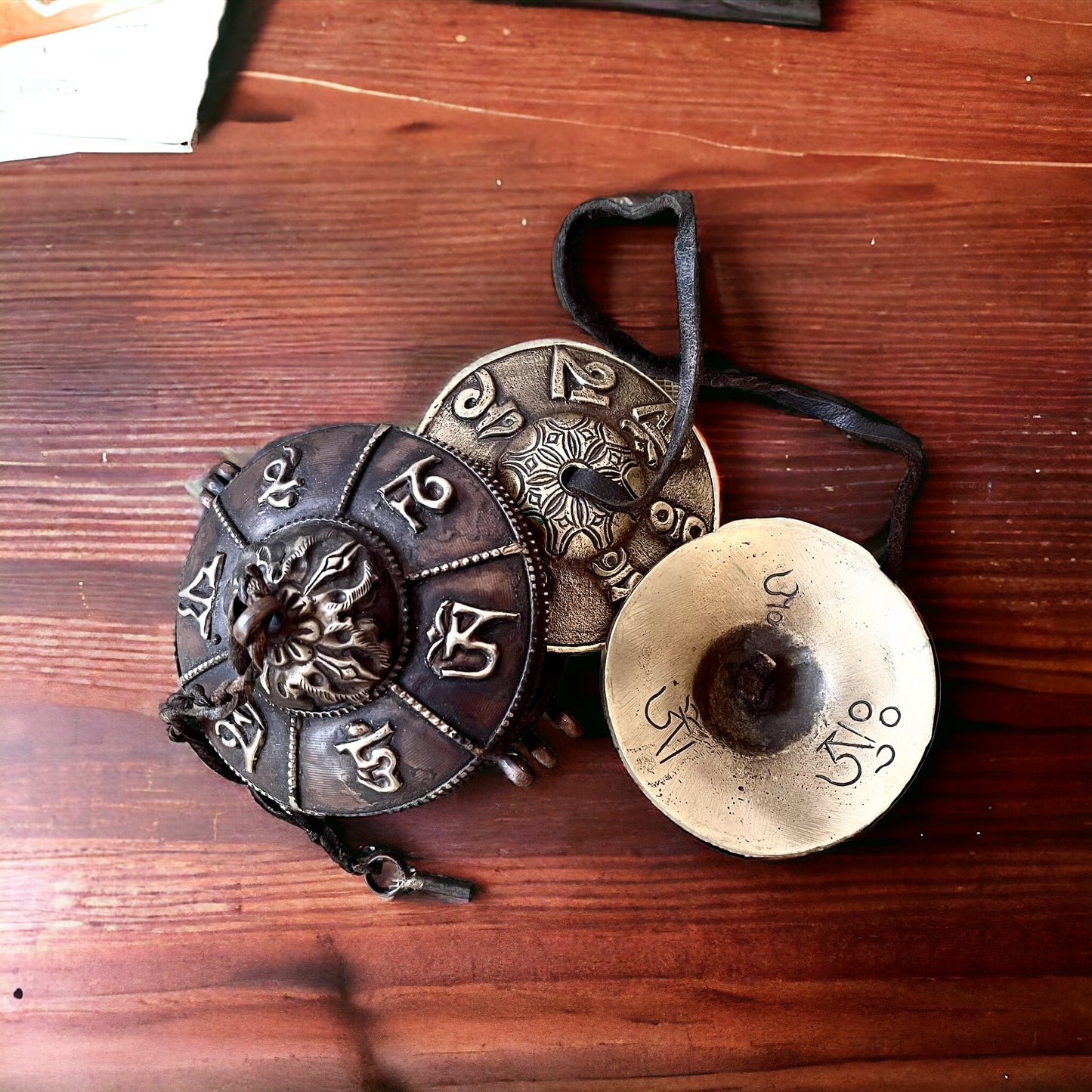 Tinsha Auténtica Tibetana, Diseño de Mantra Tibetano en Sánscrito, con Estuche de Cobre, Hecha en Nepal