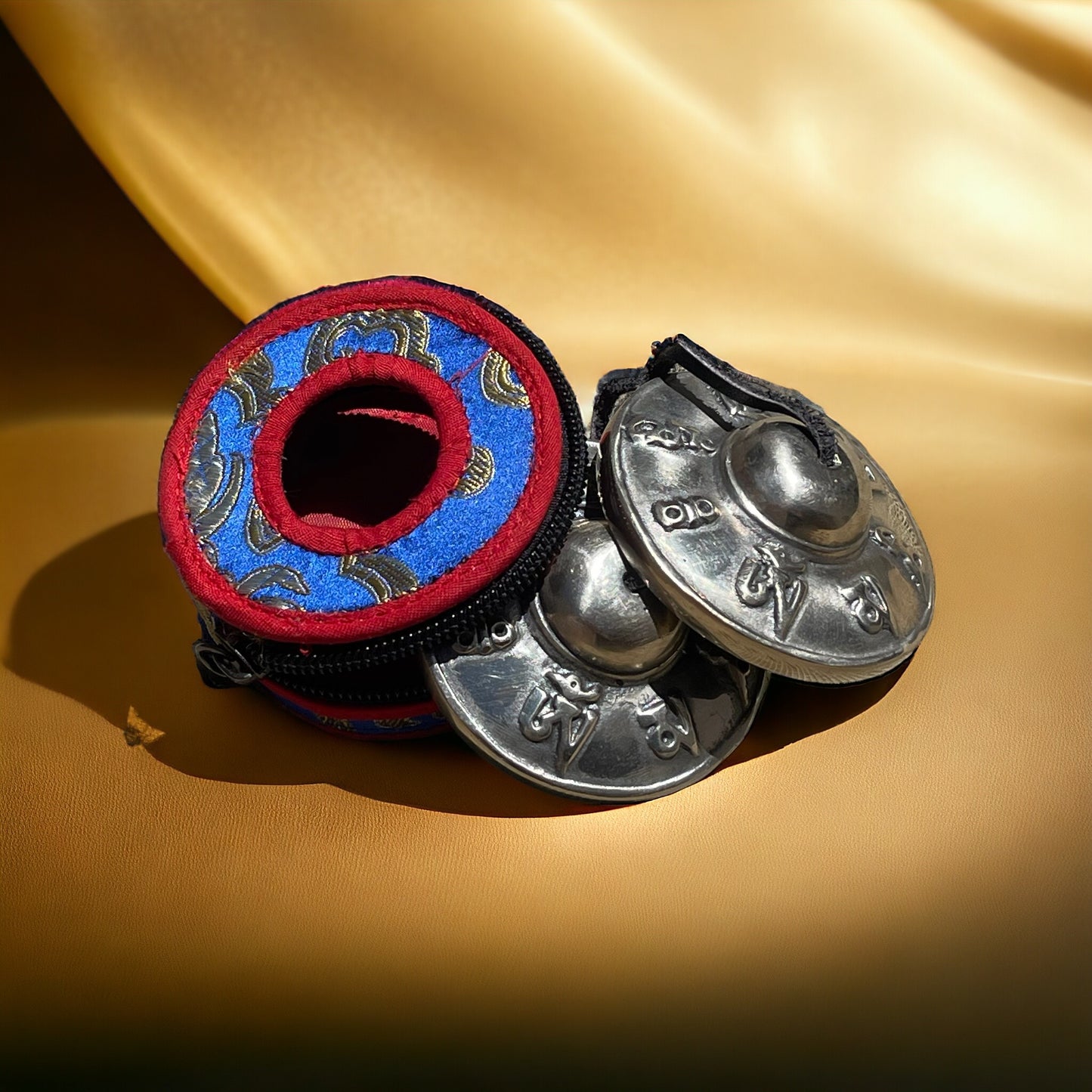 Tingsha Auténtica Tibetana, Diseño de Mantra Om Mani Padme Hum, con Estuche, Hecha en Nepal