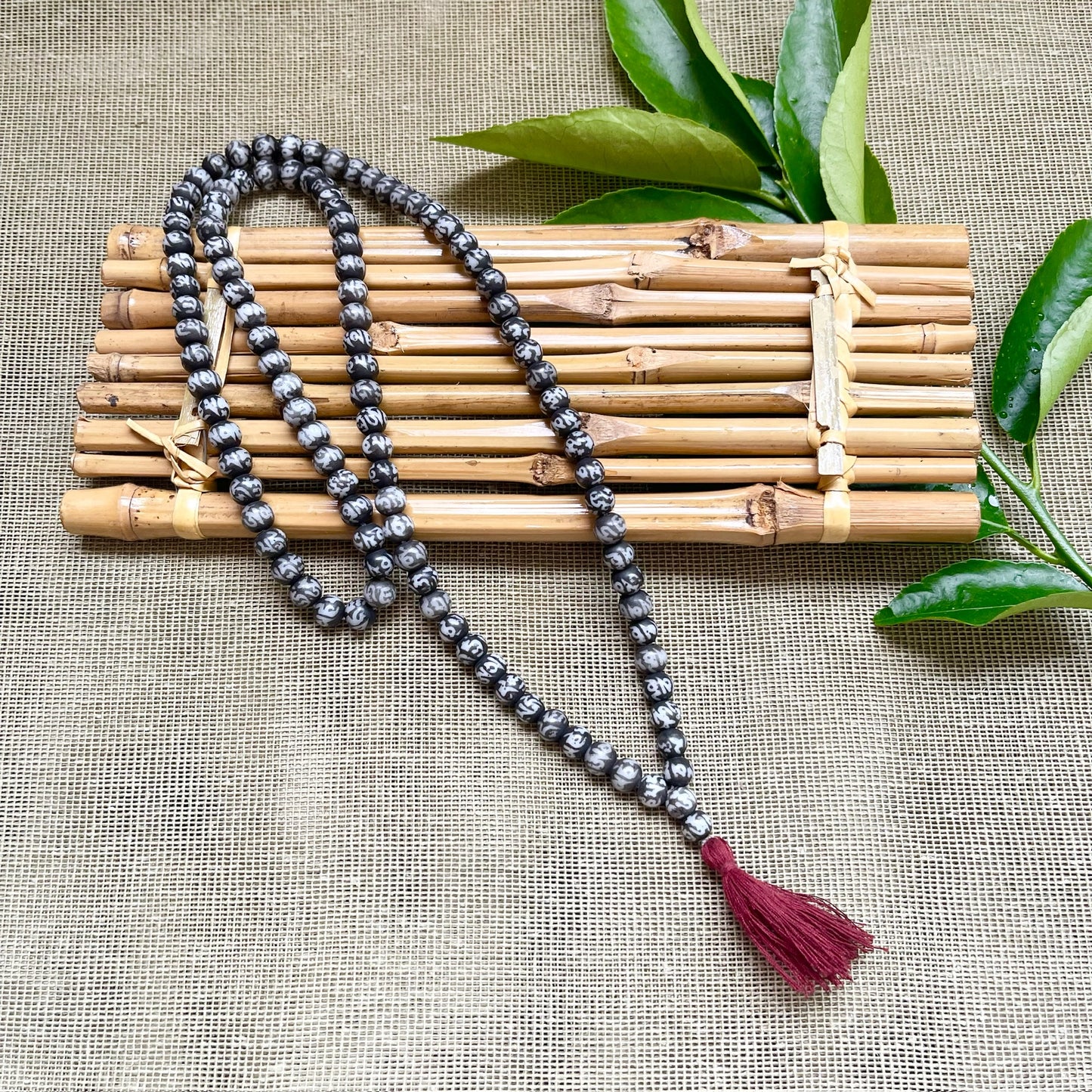 Japa Mala Auténtico de Concha Con Mantra Tibetano 8mm