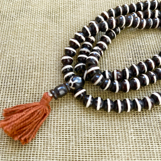 Japa Mala Auténtico de Hueso de Yak con stripe negro con blanco