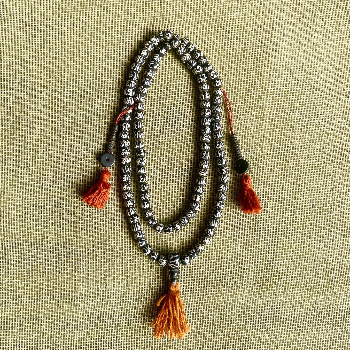 Japa Mala Auténtico de Hueso Yak Negro con Mantra de 8mm con Contadores