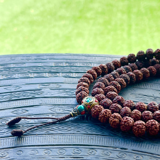 Japa Mala Auténtico de Rudraksha dark de 10mm con Gurú Metálico