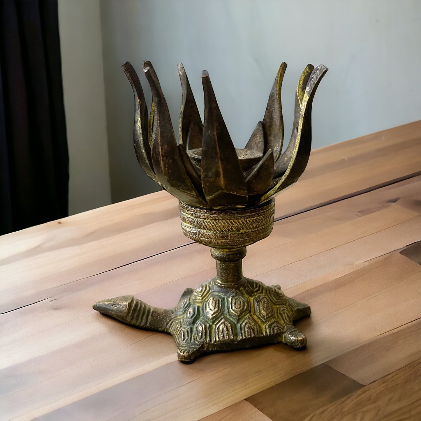 Candelabro de Flor de Loto con Tortuga, Bronce, Hecho a Mano en Nepal