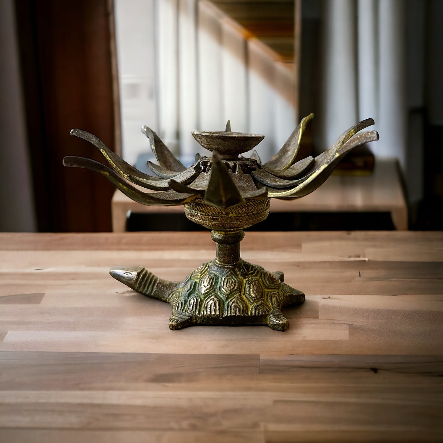 Candelabro de Flor de Loto con Tortuga, Bronce, Hecho a Mano en Nepal