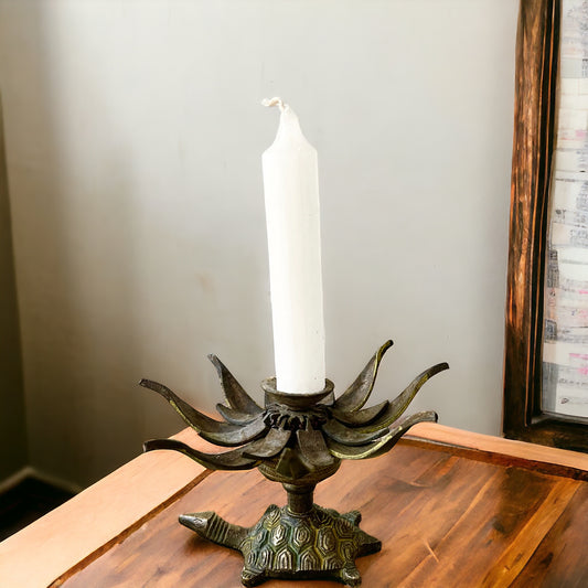 Candelabro de Flor de Loto con Tortuga, Bronce, Hecho a Mano en Nepal