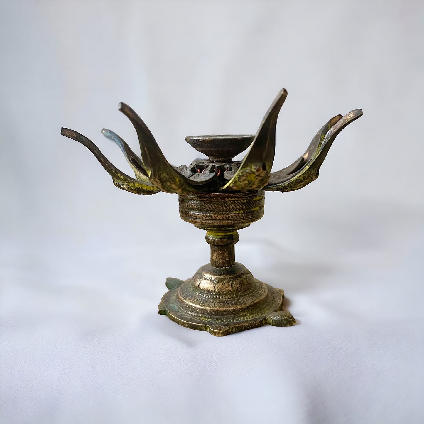 Candelabro de Flor de Loto con Ganesha, Bronce, Hecho a Mano en Nepal