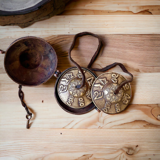 Tinsha Auténtica Tibetana,  Diseño de Mantra Tibetano en Sánscrito, con Estuche de Cobre, Hecha en Nepal