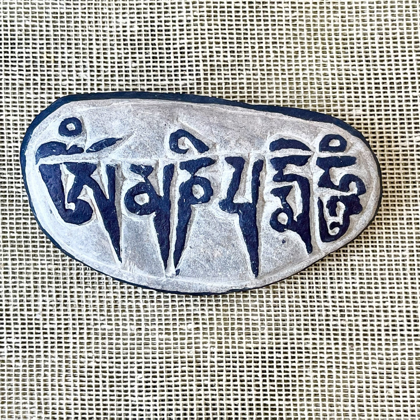 Piedra Tallada, Pintada a Mano, Mantra OM, Tibetana, 2 Caras Pintadas