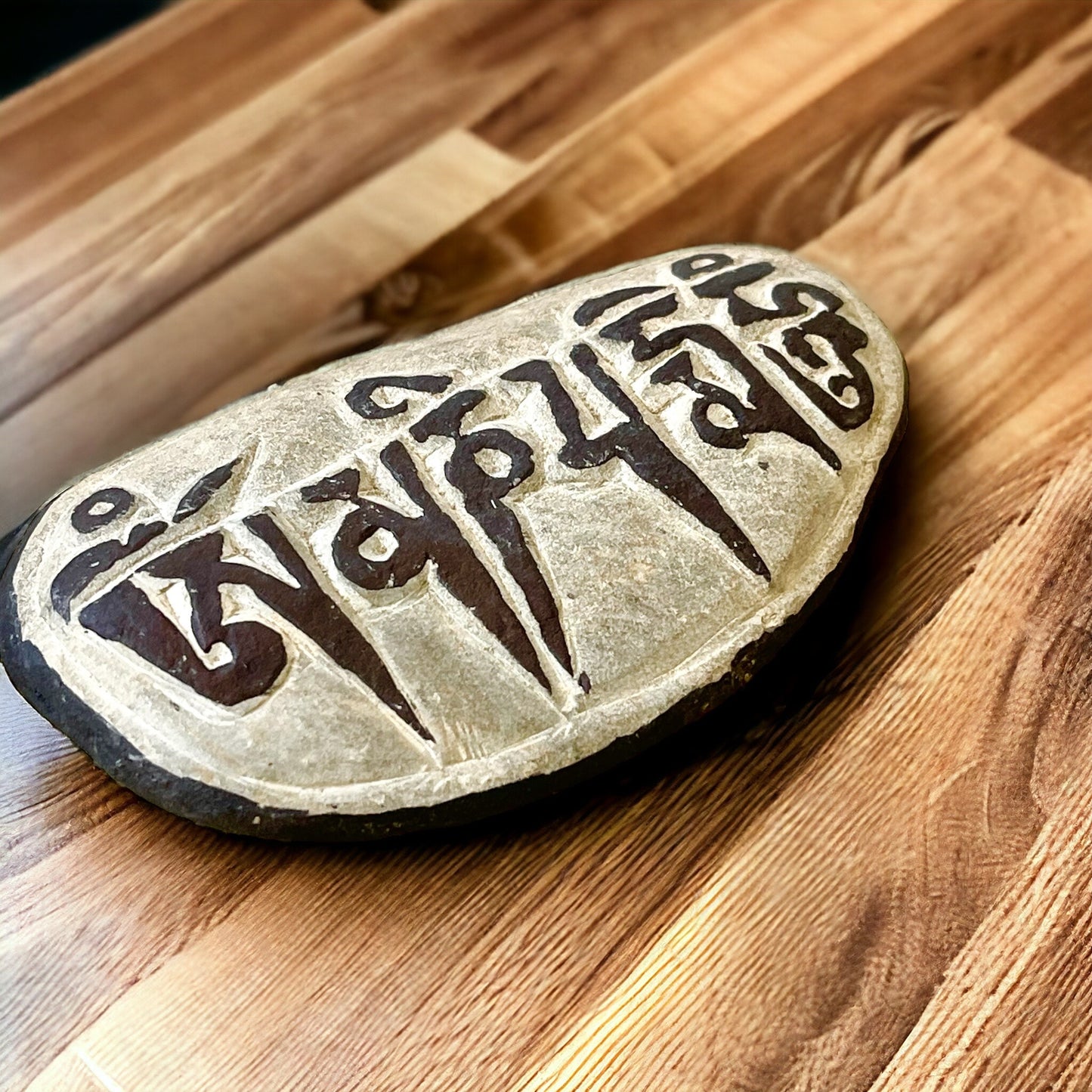 Piedra Tallada, Pintada a Mano, Mantra OM, Tibetana, 2 Caras Pintadas