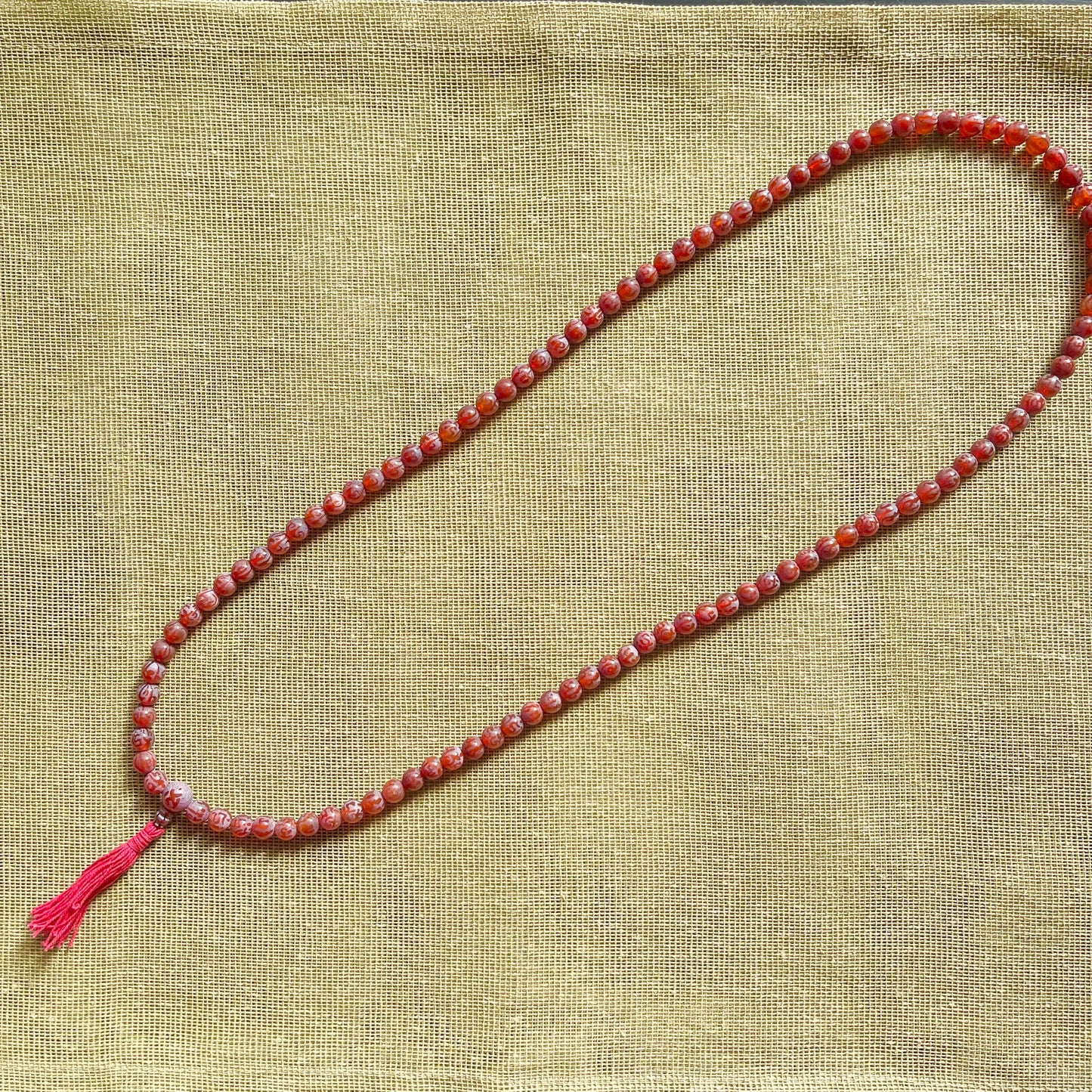 Japa Mala Auténtico de Cornalina Grabado con Mantra Tibetano 8mm