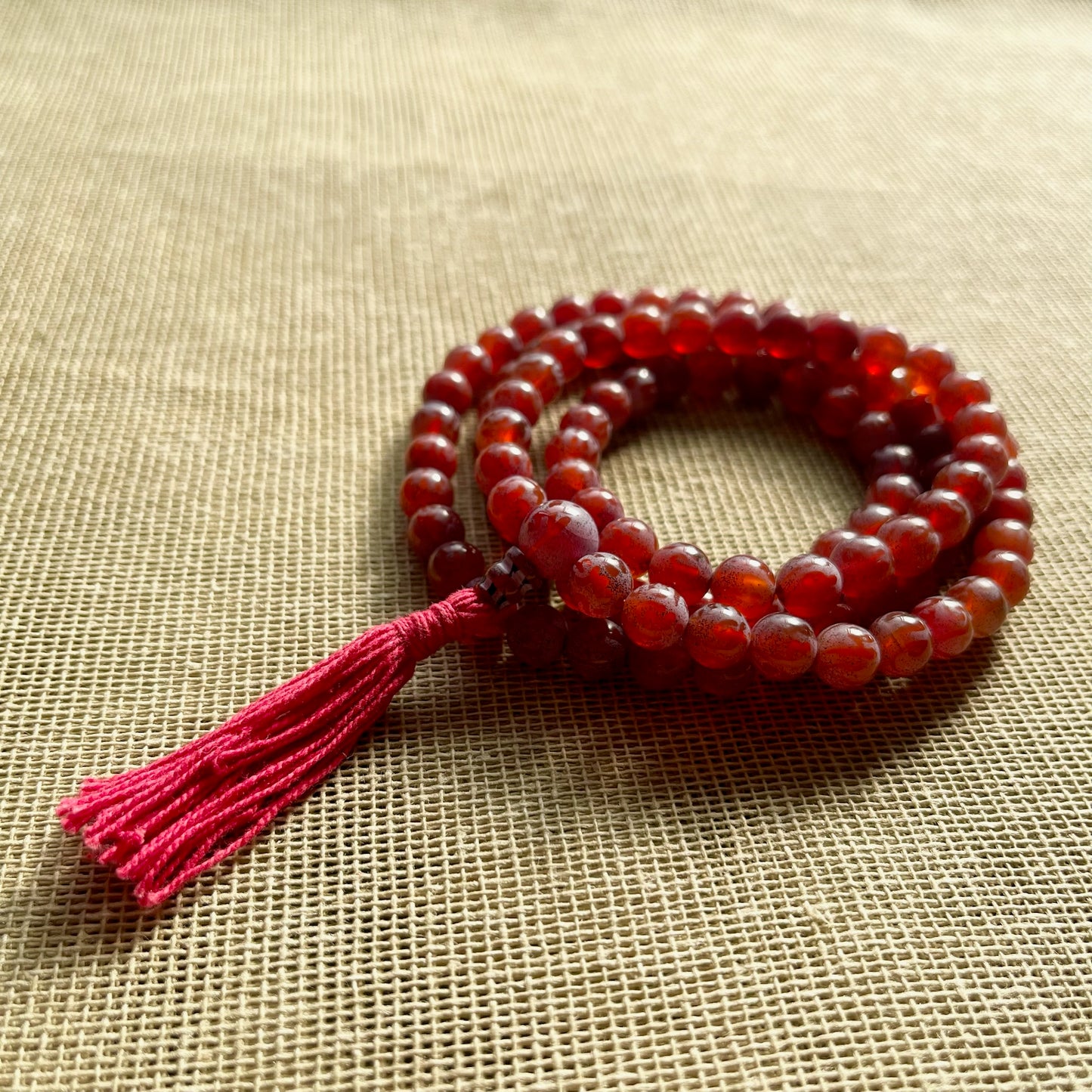 Japa Mala Auténtico de Cornalina Grabado con Mantra Tibetano 8mm