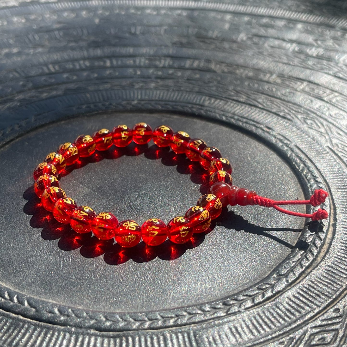 Pulsera de Cristal Roja con Mantra 8mm de diámetro