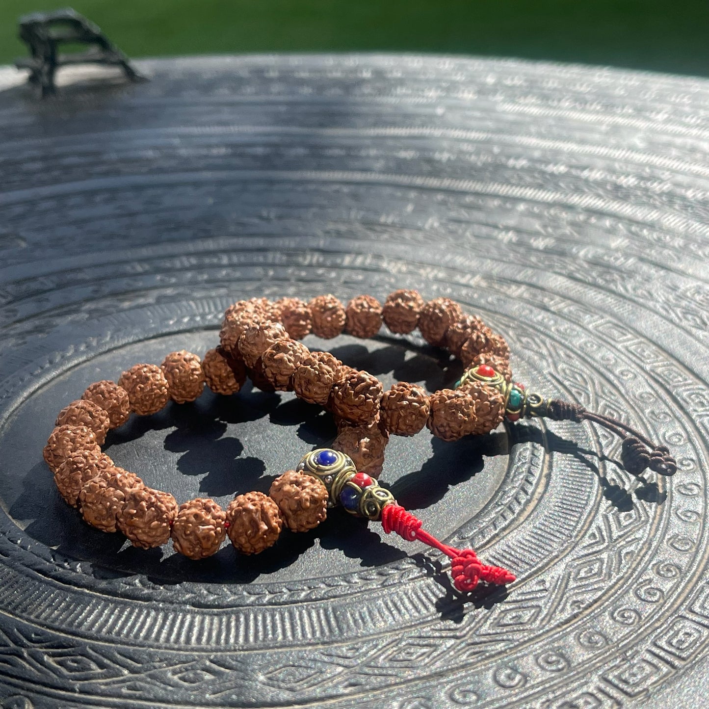 Pulsera de Rudraksha 10mm de diámetro con gurú metálico