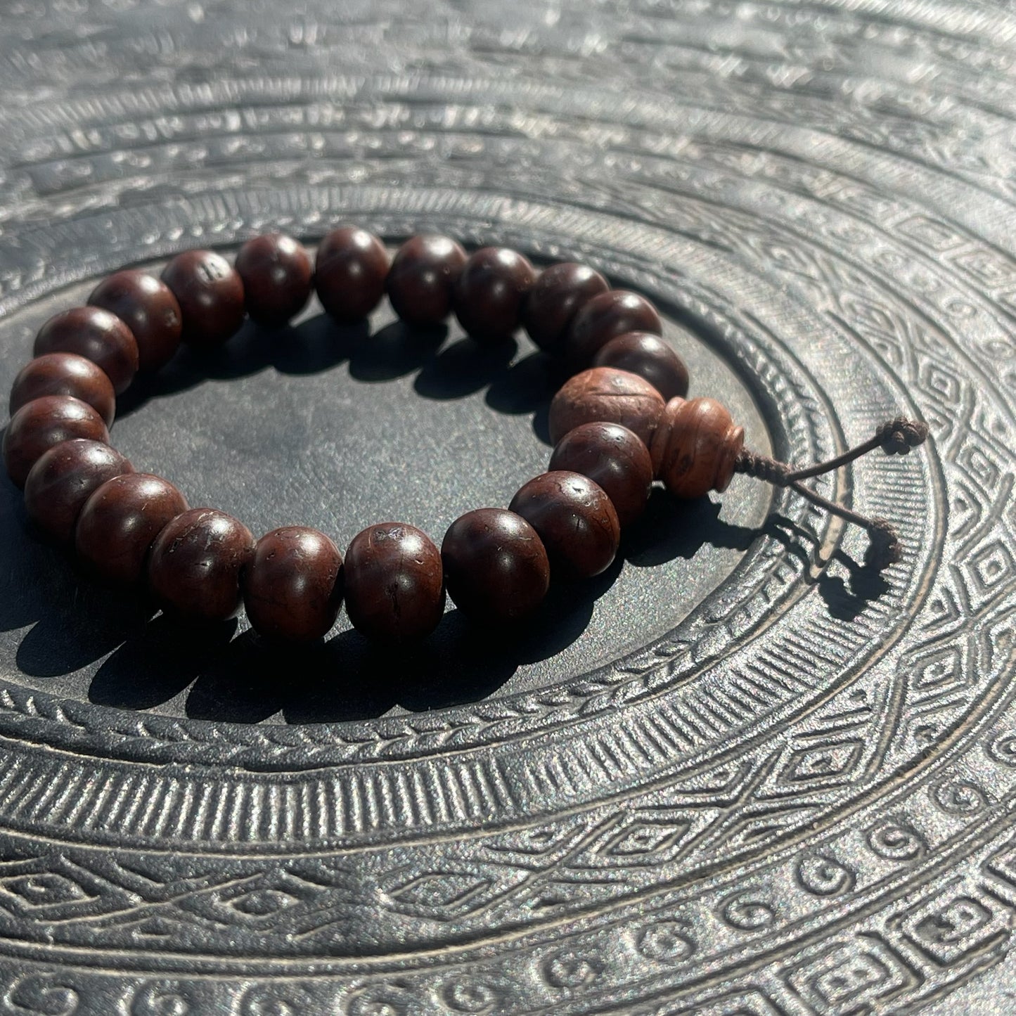 Pulsera de Semilla Bodhi Obscuro Fino con elástico