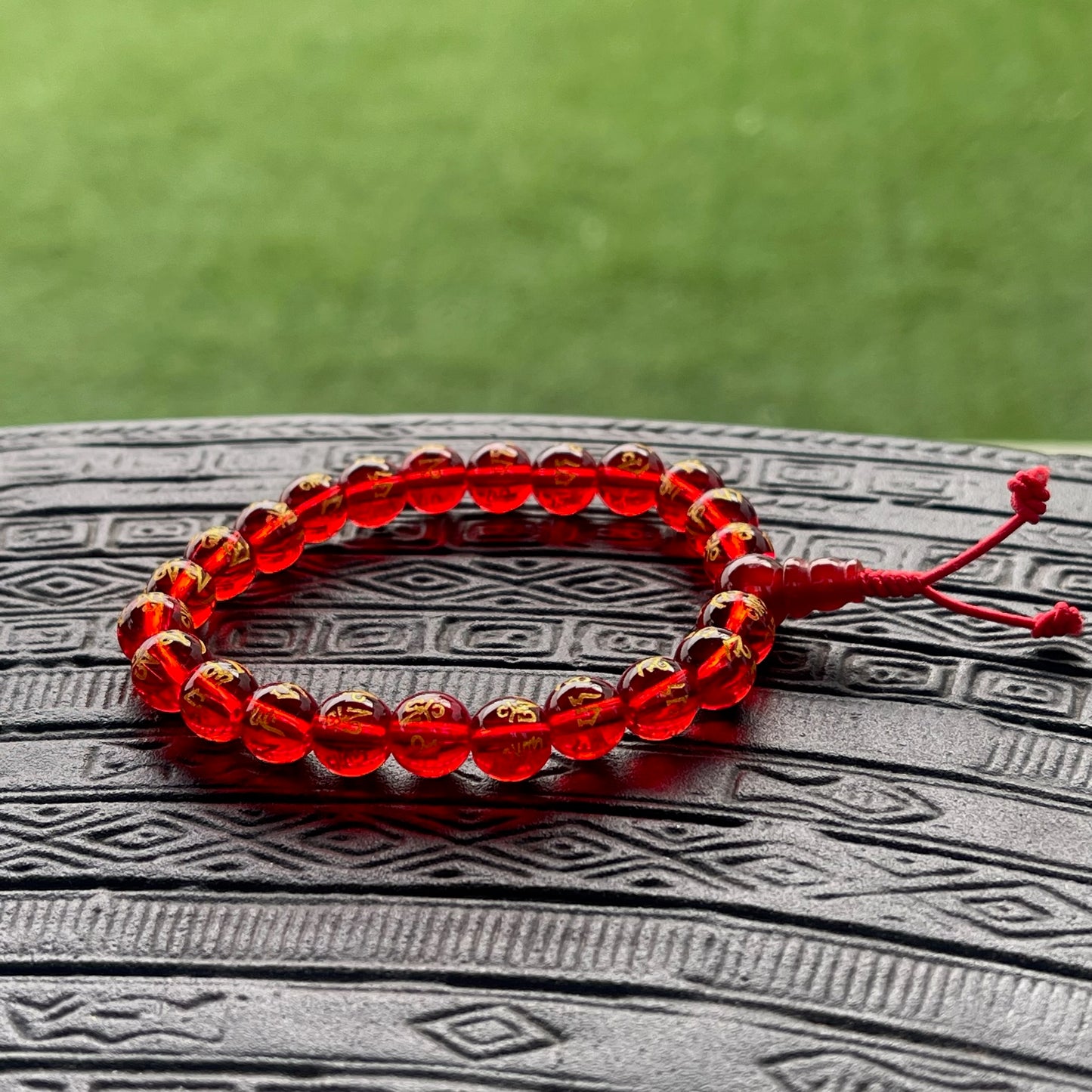 Pulsera de Cristal Roja con Mantra 8mm de diámetro