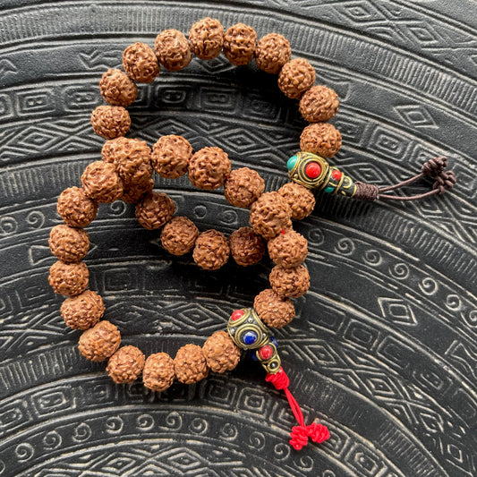 Pulsera de Rudraksha 10mm de diámetro con gurú metálico