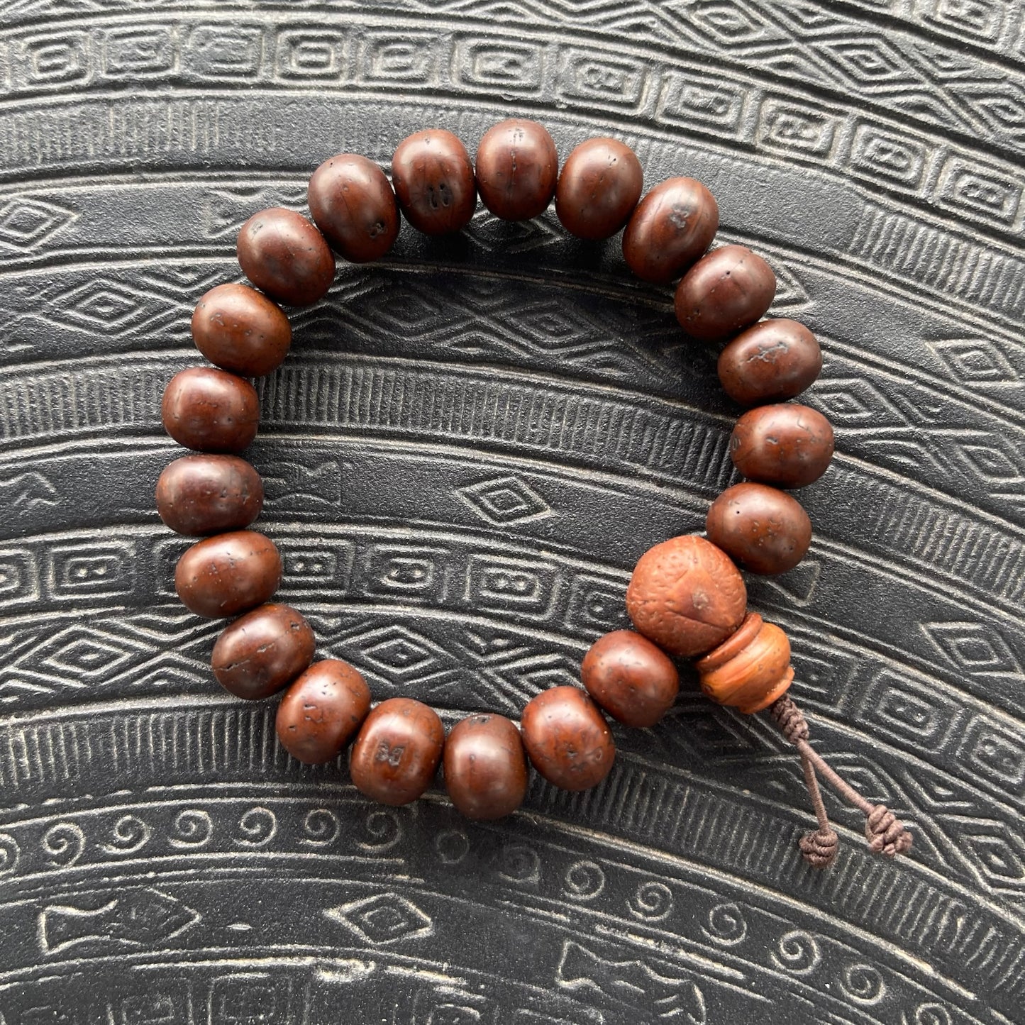 Pulsera de Semilla Bodhi Obscuro Fino con elástico