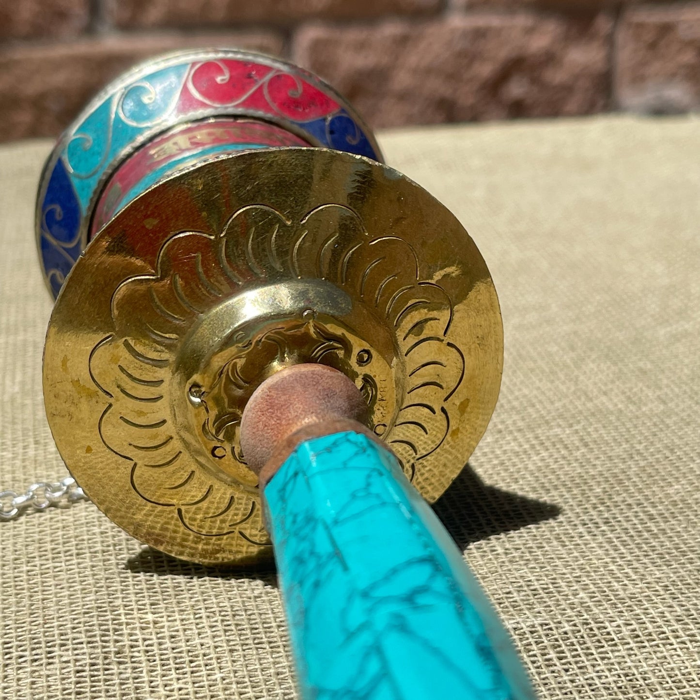 Rueda de Plegaria Tibetana 24cm, Fabricada a Mano en Nepal, con Oración de Om Mani Padme Hum