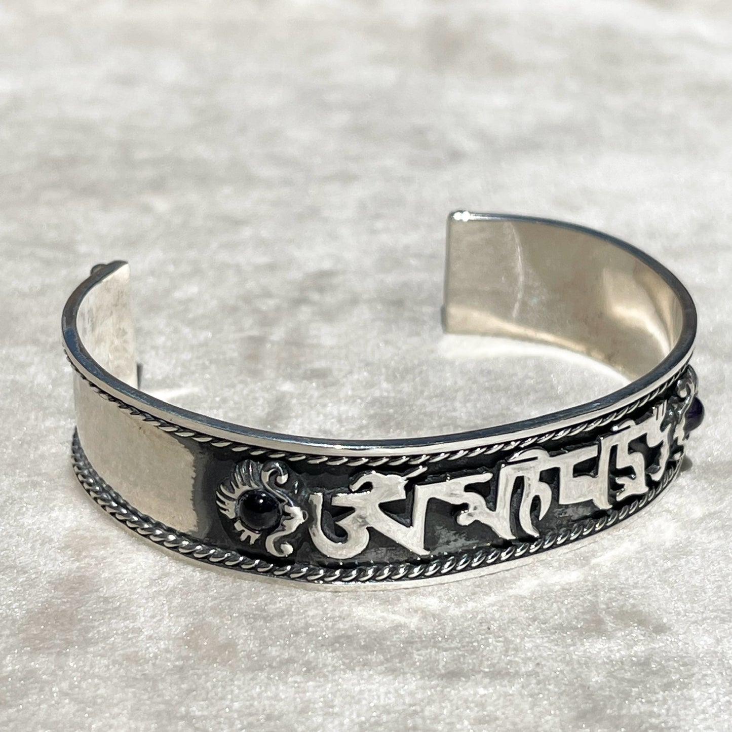 Brazalete de Plata .925 Om Mani Padme Hum con Ónix