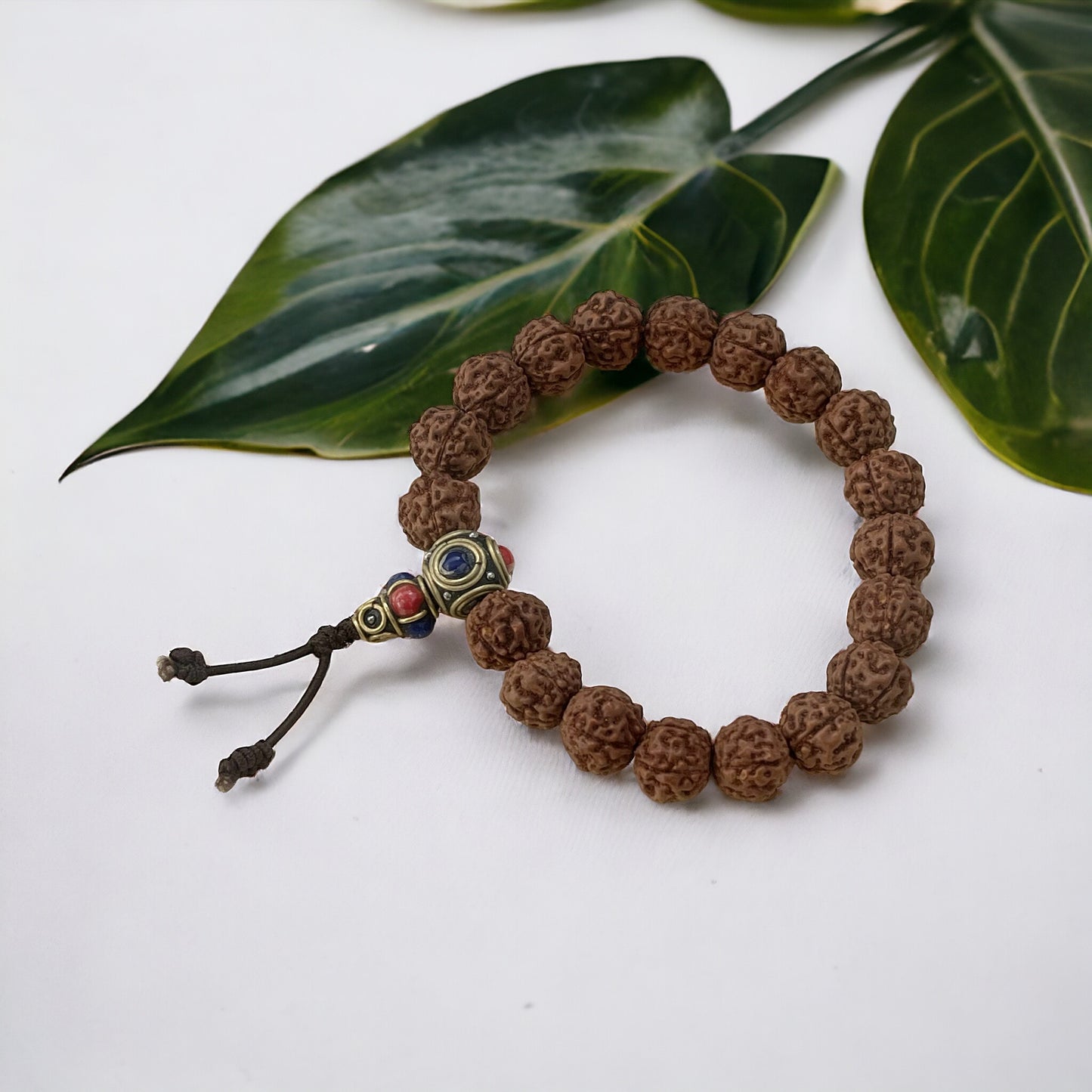 Pulsera de Rudraksha 10mm de diámetro con gurú metálico